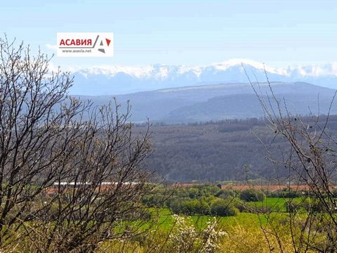 ERBJUDANDE 18965 - BYRÅ 'ASAVIA - LOVECH PROPERTIES' Erbjuds en lantlig fastighet med vacker utsikt över Balkanbergen, belägen i slutet av byn nära en skog. Gården har en yta på 2800 kvm. Huset är i två våningar med en yta på 120 kvm. På första vånin...