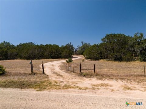 Sind Sie bereit für ein Wochenend-Retreat? Diese Immobilie ist genau das, was Sie suchen! 18,30 Hektar Land, mit Wasser und Strom und direkt an der Oakalla Road. Stromanschlüsse für ein Wohnmobil befinden sich in der Garage. Wasser ist vorhanden. Jag...