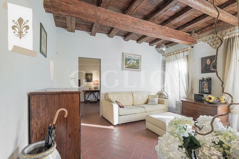 Nr kat. 738BV WYJĄTKOWY W samym sercu historycznego centrum Florencji, kilka kroków od Ponte Vecchio, ten elegancki apartament o powierzchni 70 mkw znajduje się na pierwszym piętrze starożytnego budynku, który kiedyś był klasztorem i nie ma windy. W ...