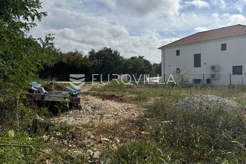 Istria, Poreč - Building land for sale of 504 m2 in an excellent location. The land is of regular shape and is located 4 km from the sea. The access road is paved, all the necessary infrastructure is located next to the land itself. It is surrounded ...