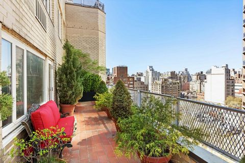 EIN MUSS! PREISVERFALL - MOTIVIERTER VERKÄUFER.... Willkommen zu Hause in diesem übergroßen Apartment mit 2 Schlafzimmern und 2 Bädern, umlaufender Terrasse und unglaublichem Blick auf die Stadt in der Beekman Townhouse Condominium. Große Panoramafen...