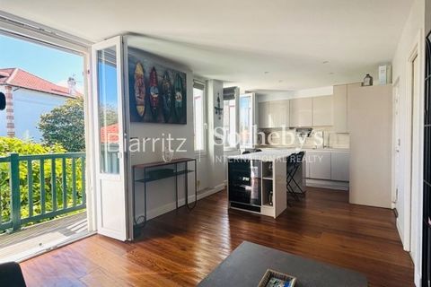 Appartement à St Jean De Luz. Bien immobilier de 50 m² disponible à la vente. Il se situe à le dernier étage. Sa situation géographique est parfaite. En effet, le centre-ville et la mer sont à proximité. C'est un 2 pièces. Il comporte 2 WC séparés, u...