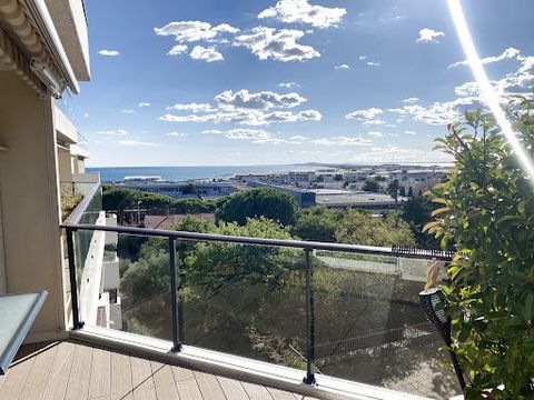 Located in a luxury residence, renowned, near the Corniche district and the beaches of Sète, beautiful 4-room apartment, top floor with elevator, enjoying a sea view. The accommodation with a surface area of approximately 125m2 consists of an entranc...