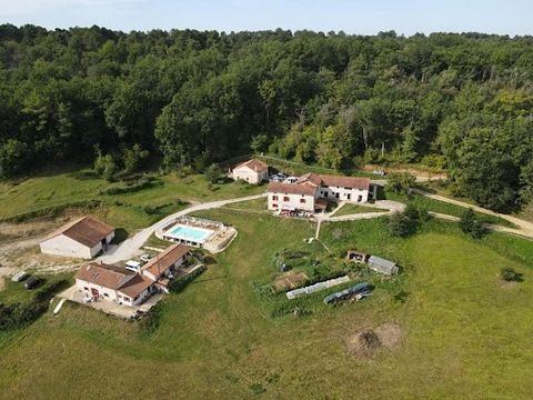 Martina Schwencke und Annet van der Spoel präsentieren dieses Anwesen, das wunderschön in den grünen Hügeln der Dordogne gelegen ist! Wenn Sie auf der Suche nach Platz, einer Oase der Ruhe und einer atemberaubenden Aussicht sind, sind Sie hier genau ...