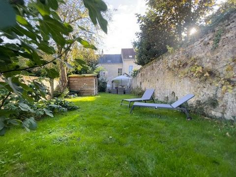 A quelques pas du centre de Mamers, cette charmante maison et son joli jardin clos de murs allient allient tranquillité et proximité des commodités, offrant ainsi un cadre de vie agréable. Au rez-de-chaussée, vous trouverez une entrée, un couloir, un...