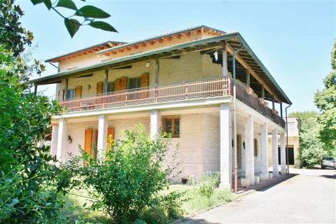 CASTIGLIONE DEL LAGO (PG): In a central position close to the services, overlooking the lake and the village, villa of 350 sqm on three levels, composed of: * Ground floor: large entrance, living room with kitchenette, double bedroom, bathroom, hallw...