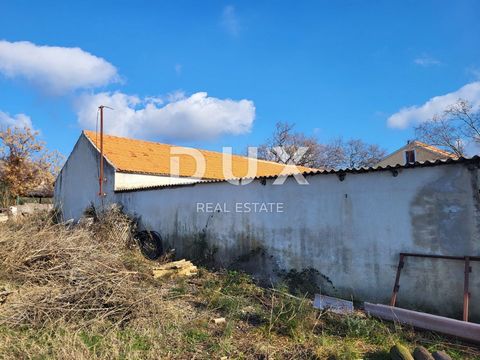 BIOGRAD, RAŠTANE GORNJE - 100 jaar oud stenen huis op een perceel van 1600 m2 Een bouwkavel van 1.600 m3 met een stenen huis van 50 m2 en 160 m2 bijgebouwen staat te koop in de stad Raštane Gornje in de gemeente Sveti Filip i Jakov. Het stenen huis h...