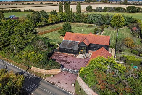 OVERVIEW Nestled on the outskirts of Kirby-le-Soken, this stunning Grade II listed Essex Barn dates back approximately 400 years and offers a unique opportunity for those seeking a blend of history, luxury, and unparalleled natural beauty. This prope...