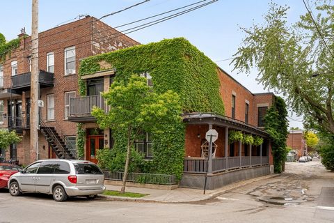 Une visite vaut mille mots. Duplex haut de gamme à la configuration unique et incomparable. Immeuble semi détaché, terrasse sur le toit, unité principale sur 2 niveaux avec annexe détachée et garage faisant de cette propriété un joyau du quartier. Ma...