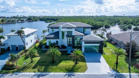 Un tout nouveau domaine moderne, sur une île de l’Intracoastal Waterway, surplombe une véritable forêt de mangroves sur une zone naturelle vierge protégée appartenant à la ville d’Ocean Ridge. Avec 100 pieds sur l’eau et un quai, les plaisanciers bén...