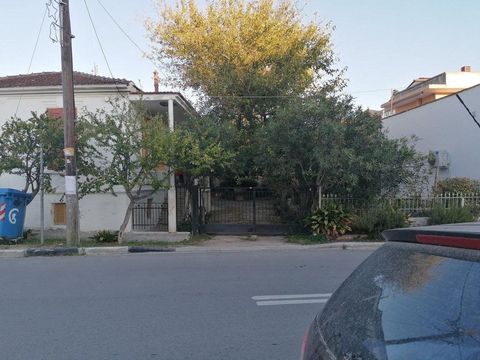 Epanomi, | Thessaloniki. Te koop een stuk grond van 492 sq.m. met bouwfactor 0,8. Het perceel ligt aan de ingang van Epanomi aan de hoofdweg die naar Thessaloniki gaat. Er is een oud gebouw van 90 vierkante .m.  op het perceel en het wordt momenteel ...