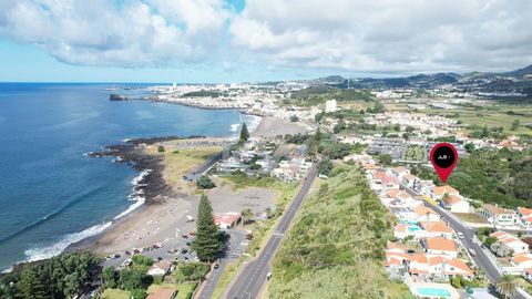 Huis verdeeld in twee fracties, tuin, achtertuin, zwembad, terrassen en balkon, Praia do Pópulo Ponta Delgada Ilha de São MiguelFractie A, begane grond - 210m2Woonkamer, keuken, 3 slaapkamers, 1 met eigen badkamer, kantoor, tuin, achtertuin met zwemb...