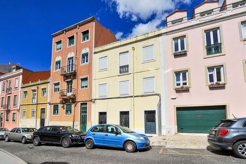 Apartamento completamente remodelado, 1º andar, impecável em prédio de traça antiga, tabique, em bom estado de conservação, sem elevador, uma fração por piso. Vende-se em Alto de Santo Amaro. Este apartamento sofreu uma reabilitação total, 1º andar, ...