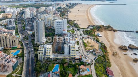 Fantástico apartamento de 1 dormitorio cerca de Praia Da Rocha. Este encantador apartamento ubicado a sólo 100 metros de la playa está ubicado en un condominio con piscinas, cancha de tenis, gimnasio, restaurante y bar. Consta de salón y comedor con ...