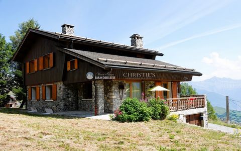 Beau chalet à vendre à Foncouverte-la-Toussuire, offrant un accès direct au prestigieux domaine skiable des Sybelles, le 4ème plus grand de France. Situé à 1 800 m d'altitude, en bordure d'une piste, ce chalet de 250 m2 habitables offre un cadre de v...