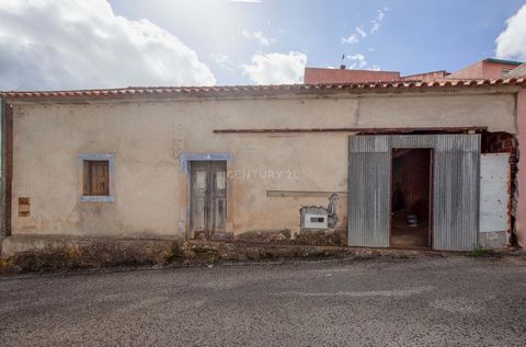 Moradia T3+1, Sala ampla em open space, uma suite, 2 quartos, e uma pequena sala, que poderá fazer de escritório, mais um quarto, ou manter como sala de estar. A construção de origem, é anterior a 1951, estando em fase de recuperação total, parte do ...