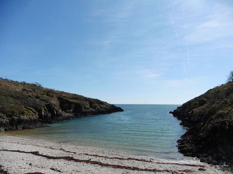 A vendre, Finistère Sud, MOËLAN-SUR-MER (29350), à seulement 300 mètres de la mer, une maison de construction traditionnelle offrant une vie de plain-pied de 109 m² habitables. Cette maison lumineuse et fonctionnelle dispose de 4 chambres et est situ...