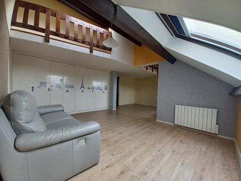 Exclusive duplex apartment of 80m2 of living space (95 m2 on the ground) located in Vesoul at the price of 79,990 euros Located on the 4th and last floor with elevator Residence near the corners Composed on the ground floor: an entrance hall with cup...