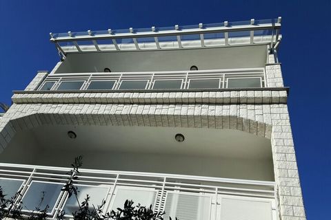 Dans un quartier calme et à seulement 80 mètres de la plage. Chaque appartement dispose d'une entrée séparée et d'un magnifique grand balcon. Vous pouvez facilement rejoindre le centre de Biograd à pied, car il se trouve à seulement 800 mètres. Il y ...