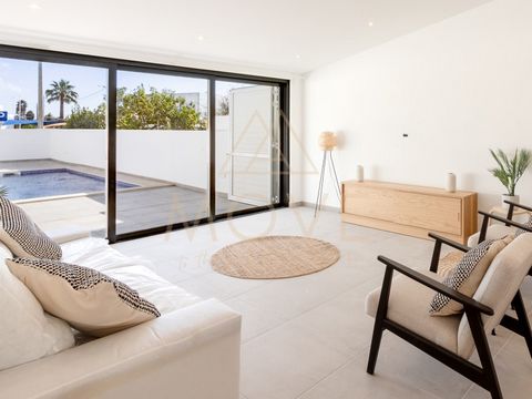 Située entre Burgau et Luz, cette maison de ville de 2+1 chambres est actuellement entièrement rénovée à un niveau élevé. Cette propriété bénéficie d'un grand jardin ensoleillé orienté plein sud et d'une piscine. Les caractéristiques comprennent : - ...