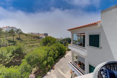 Wenn Sie ein Strandliebhaber sind und keine Lust haben, in die Verwirrung des Parkens zu gehen, wo Sie nie einen Platz finden, ist dies die ideale Villa für Sie, es ist nur 2 Gehminuten vom Strand entfernt! Diese Villa hat 3 Etagen, mit Meerblick dir...