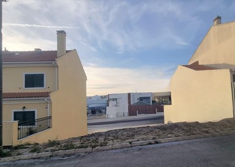 Kom en bekijk dit stuk grond, in een bevoorrechte omgeving, in Quinta do Chiado, Feijó met PIP. De toegang tot het land is via twee straten en het ligt op slechts een paar minuten van Aldi, Shopping Almada Fórum, Parque da Paz, Lissabon, diensten en ...