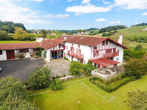 Entdecken Sie dieses schöne neobaskische Anwesen mit 795 m², das in einer bezaubernden Umgebung mit atemberaubendem Blick auf die Berge und die umliegenden Felder liegt. Nur 5 Gehminuten vom charmanten Dorf Souraide und 30 Autominuten vom Zentrum von...