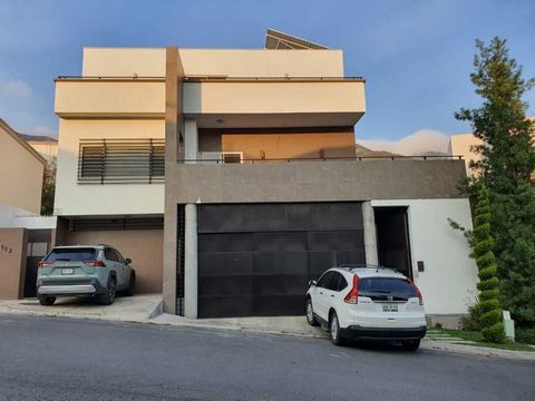 Espectacular casa en hermoso fraccionamiento Club de Golf la Herradura en una zona privilegiada con inigualables campos de golf y vista maravillosa para disfrutar. La casa consta de 3 niveles; recibidor, baño de visitas, amplia cocina con isla de gra...