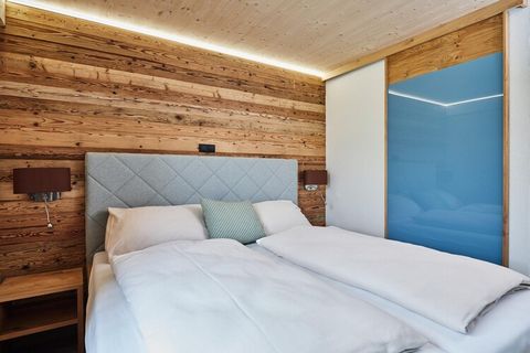 Welkom in je luxe 120 m² Premium appartement in Hauser Kaibling Mountain Resort, dat voldoende ruimte en comfort biedt voor maximaal 6 gasten. Dit eigentijdse appartement beschikt over drie uitnodigende slaapkamers, elk ingericht met pluchen boxsprin...