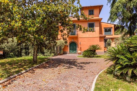 Grottarossa - Via di Quarto Annunziata - A pocos minutos del centro de Roma, en un maravilloso parque de casi 2 hectáreas, ofrecemos a la venta un complejo de 3 villas independientes, con sus respectivos jardines y piscina compartida. Las tres unidad...