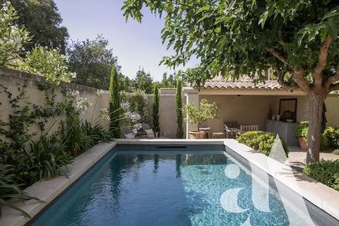 In the heart of the village this house of the XVIII combines the charm of the beautiful stone walls and the comfort of a quality renovation. On more than 300 m2 the main house includes beautiful reception rooms, a kitchen as well as a bedroom en suit...