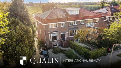 Exclusief herenhuis aan de Amstel met ligplaats en riante tuin Aan het mooiste deel van de Amstel bevindt zich dit luxe herenhuis, compleet met eigen ligplaats en ruimte voor meerdere auto’s op eigen terrein. Deze drie-onder-een-kapwoning is in 2017 ...