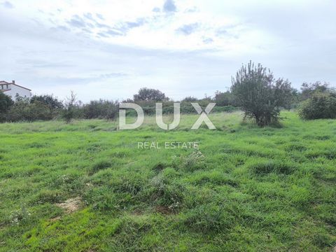 Location: Istarska županija, Pula, Šikići. Building land for sale in the vicinity of Pula, 980 m2. The construction land is of a regular shape, flat and cleared. It is connected to an access road with a width of 4 - 8 meters. Ground floor + 1 floor (...