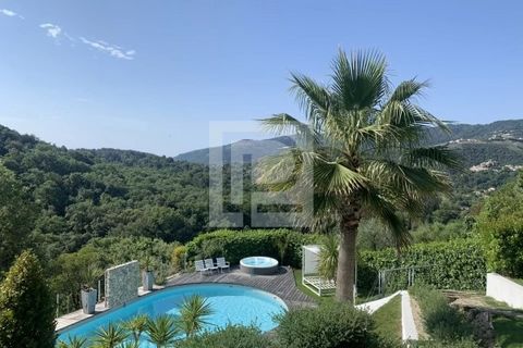 -SOLE AGENT- Nestled in the heights of Auribeau-sur-Siagne, just 15 minutes from Mougins and the seaside, this superb villa offers unobstructed panoramic views of the old village and the surrounding Tanneron hills. It benefits from optimum sunshine a...