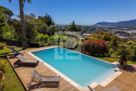 Sea and Esterel view from this quality provencal villa. Nestled in a sought-after area, this property offers spacious accommodation and ideal exposure to the sun. With its 300 sqm, including 175m² of living space, it offers a spacious and bright livi...