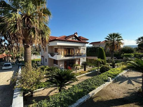 Una hermosa villa con gran jardín en venta en el lado oeste de la isla de Rodas - Grecia en el área de Pastida. Muy cerca del aeropuerto internacional y a 15 minutos en coche de la ciudad de Rodas. La propiedad se encuentra en una enorme parcela de 2...