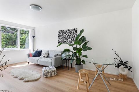 Wonderfully peaceful and completely private, this fully renovated gem delivers stylish, turn key comfort by the tranquil surrounds and evergreen foliage of Burnley Park. Direct park frontage sees the classic 70s block stand as one of Richmond’s most ...