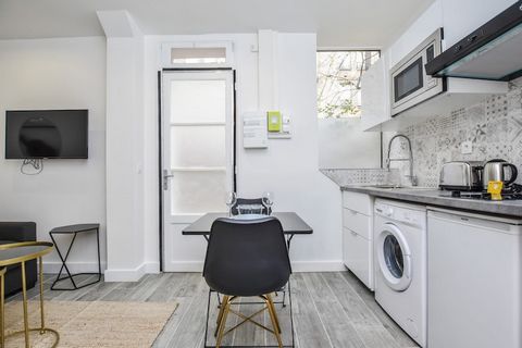 Checkmyguest vous propose un authentique appartement de 25m², niché dans le charmant quartier d'Auteuil, dans le 16ème arrondissement de Paris. Cet espace chaleureux et cosy dispose d'une chambre confortable, parfaite pour se détendre après une journ...