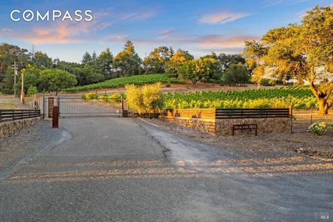 Dit landgoed ligt in de bekroonde Alexander Valley van Healdsburg, Californië, en combineert moderne, duurzame architectuur met privacy en luxe. Het koolstofneutrale huis met 4 slaapkamers en 3,5 badkamers ligt op een omheind terrein van 44 hectare i...