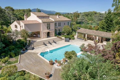 Located in a quiet residential area, this magnificent Provencal style house of approximately 700m2, offers a very nice view of the old village of Mougins. The property benefits from spacious volumes as well as 6 bedroom suites in the main house, a se...