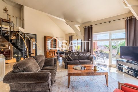 This apartment will immediately seduce you with its volumes, its brightness and its distribution as well as its great qualities of materials (marble) and its well-thought-out distribution offering its residents undeniable comfort and privacy, conduci...