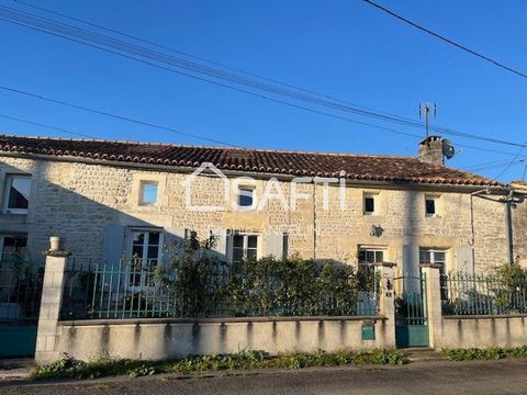 Située entre Matha et Cognac, cette maison bénéficie d'un environnement campagnard paisible tout en étant proche des commodités. À l'intérieur, la maison de 184 m² offre un espace de vie généreux avec une cuisine aménagée et équipée, un insert chaleu...