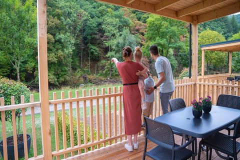 Ce chalet indépendant et moderne est situé dans le parc de vacances Resort Kohnenhof magnifiquement situé sur la rivière Our, à deux pas de la frontière avec l'Allemagne. Le parc de vacances est situé dans un environnement naturel à 7 km du petit cen...