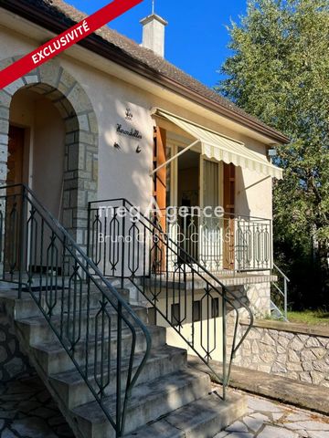 A vendre maison F4 avec jardin spacieux de 1000 M2. situé dans un cartier calme et paisible , cette charmante maison vous offre un espace de vie confortable. Au rez-de-chaussée vous trouverez une entrée , une cuisine aménagée , un lumineux séjour sal...