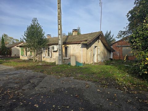 Te koop, in een rustige doodlopende straat dicht bij het dorp en alle voorzieningen, dit huis vol potentieel vereist een volledige renovatie om uw toekomstige huis of huurinvestering te worden. Het bestaat uit een keuken, een eetkamer, een lichte woo...