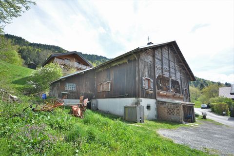 Old chalet of approximately 295m2 floor area and 136m2 of living space located in Villards-sur-Thones. This property offers you a quiet environment close to nature. Very nice renovation project with great potential. This chalet offers a 136m2 apartme...