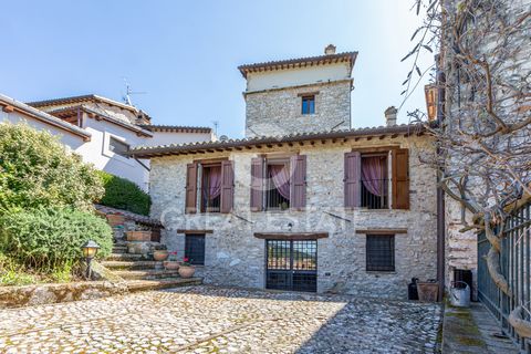 Wunderschönes Steinhaus in einer alten Ortschaft inmitten einer Hügellandschaft mit Panoramablick auf das umbrische Tal, nur wenige Kilometer von der Stadt Spoleto entfernt. Dank seiner Lage können Sie den ganzen Tag über die Sonne genießen und wunde...