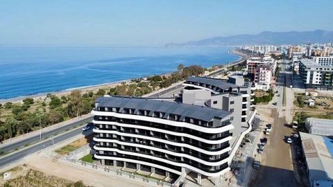 Entdecken Sie den Gipfel des Komforts und Luxus in diesem Apartment mit 2 Schlafzimmern auf der obersten Etage in der prestigeträchtigen Via Mar Residence in Kargıcak, Alanya. Die Wohnung verfügt über ein modernes Interieur und hochwertige Oberfläche...