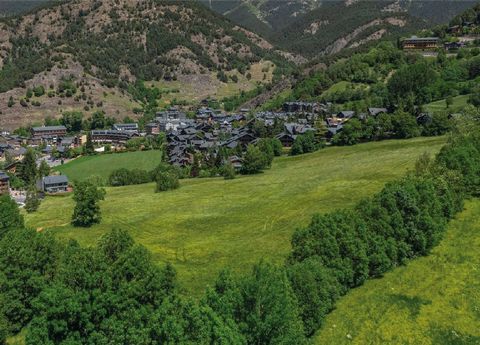 Nous avons un magnifique terrain près du centre de la ville d'Ordino. Le terrain est relié par une route à double sens, de sorte que l'urbanisation est accessible à la fois en voiture et à pied. C'est une parcelle qui, grâce à la pente du terrain, bé...