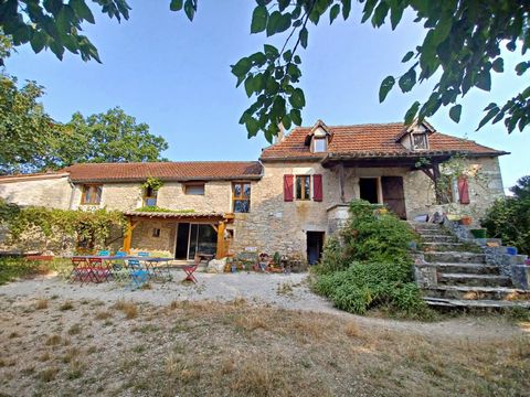 Mooi karaktervol huis met vlak, bebost terrein, gelegen aan de Camino de Santiago die Cahors met Bach verbindt. Het bestaat uit vijf slaapkamers, verschillende badkamers en toiletten en zal een groot gezin huisvesten of de activiteit van het verwelko...